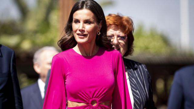 La reina Letizia llegando al acto conmemorativo del Día Mundial de la Cruz Roja y la Media Luna Roja este pasado martes 10 de mayo de 2022.