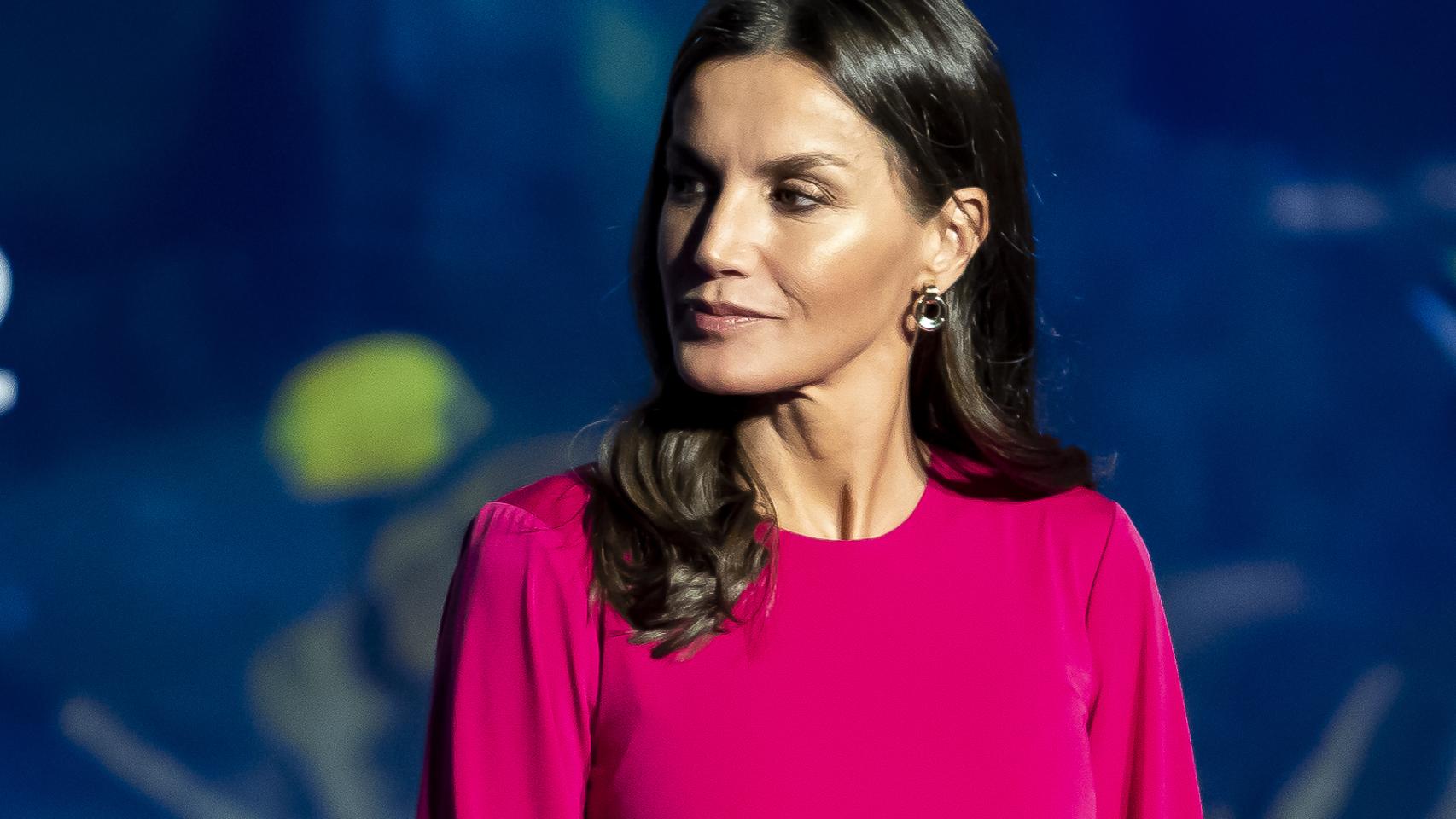 La reina Letizia el pasado martes en Valencia luciendo un vestido 'cut out' que dejaba a la vista sus abdominales.