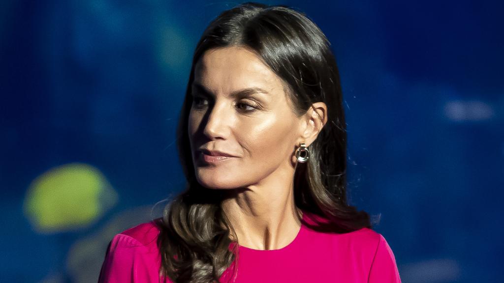La reina Letizia el pasado martes en Valencia luciendo un vestido 'cut out' que dejaba a la vista sus abdominales.