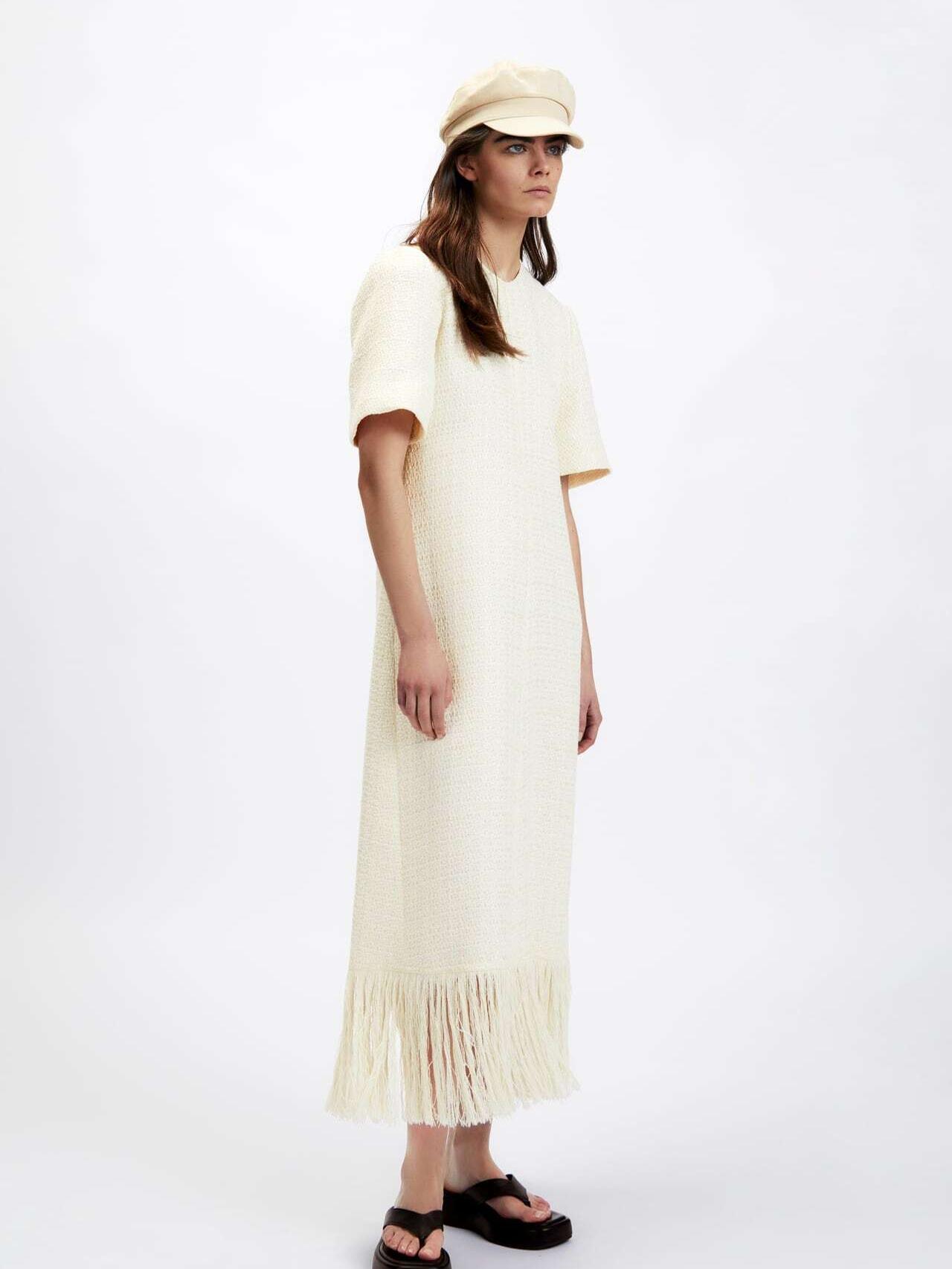 Detalles del vestido de flecos de Zara.