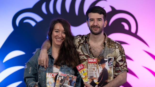 Cristina Rodrigo y Raúl Rodríguez durante la grabación del kiosco rosa, en vídeo.