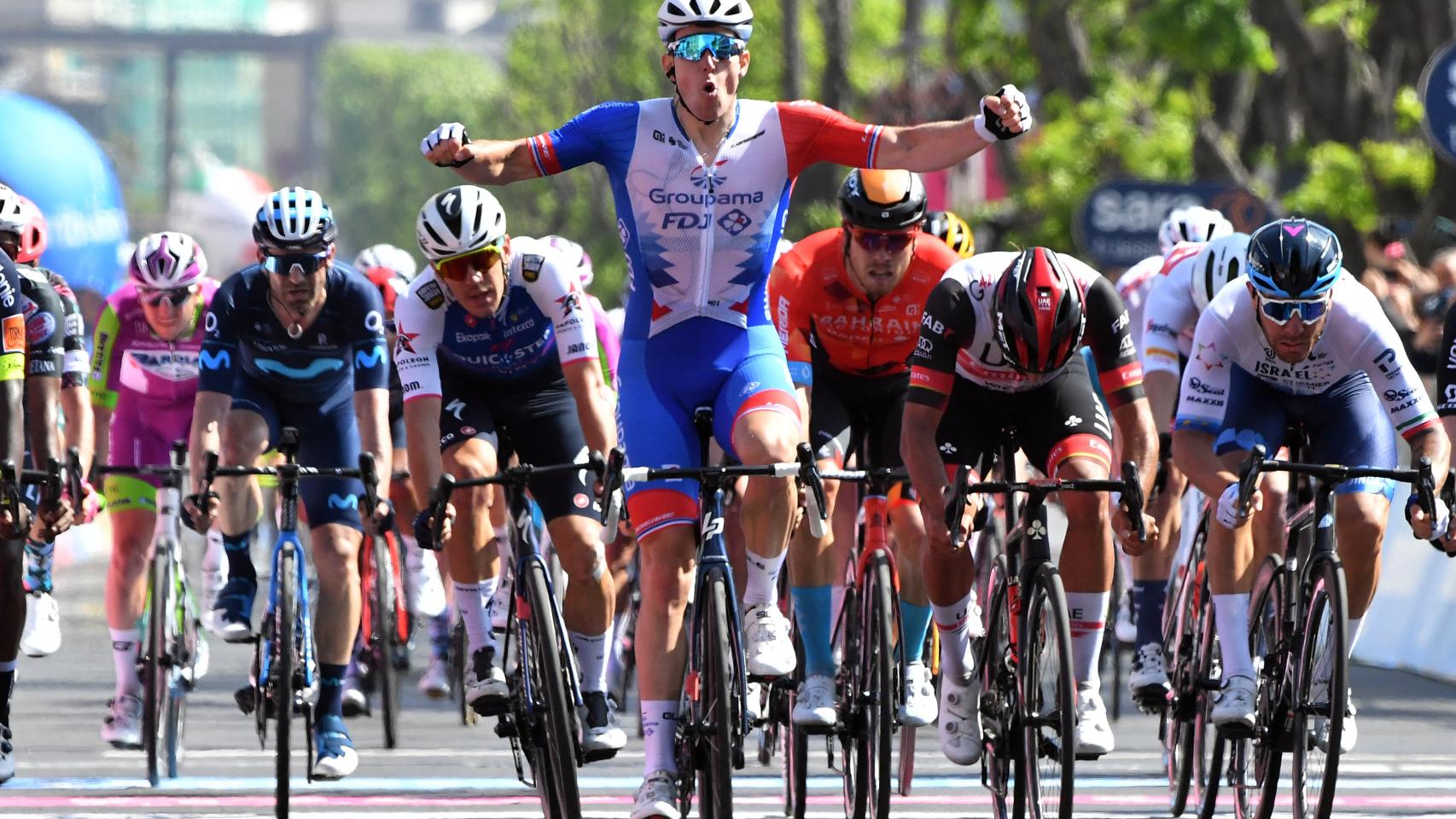 Arnaud Demare celebra una victoria de etapa en el Giro de Italia 2022