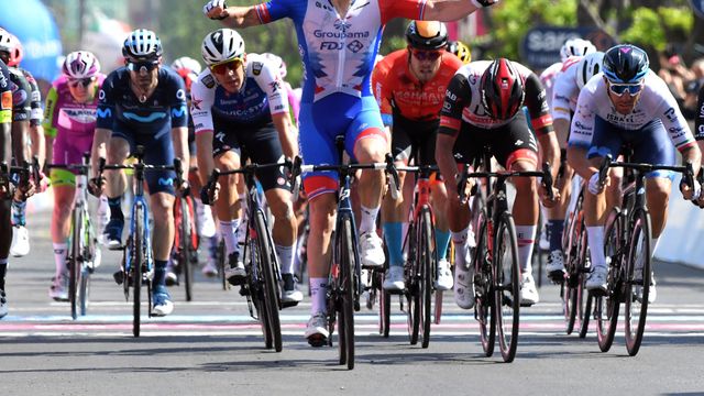 Arnaud Demare celebra una victoria de etapa en el Giro de Italia 2022