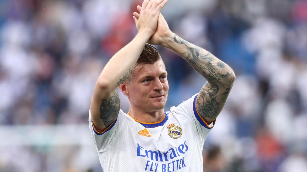 Toni Kroos, aplaudiendo a la afición del Real Madrid