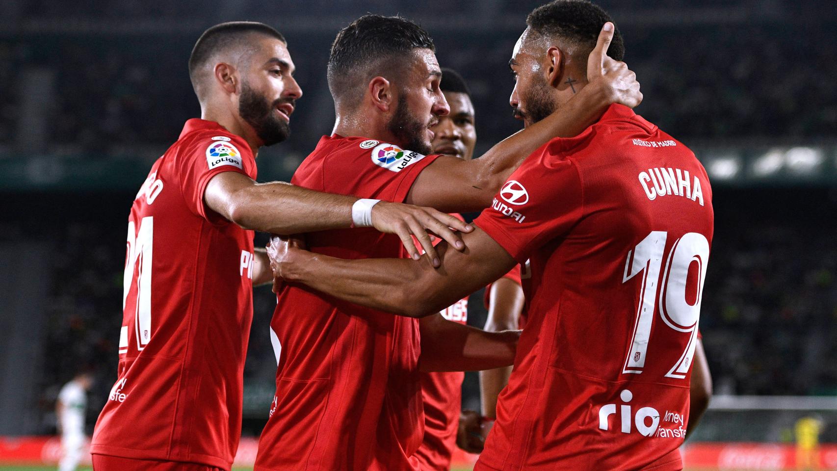 Piña de los jugadores del Atlético de Madrid para celebrar el gol de Cunha