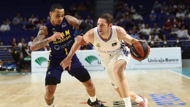 Fabien Causeur, en acción con Jordan Davis durante el Real Madrid - UCAM Murcia
