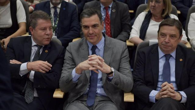 Pedro Sánchez junto a Luis Planas y Emiliano García-Page, en Fenavin.