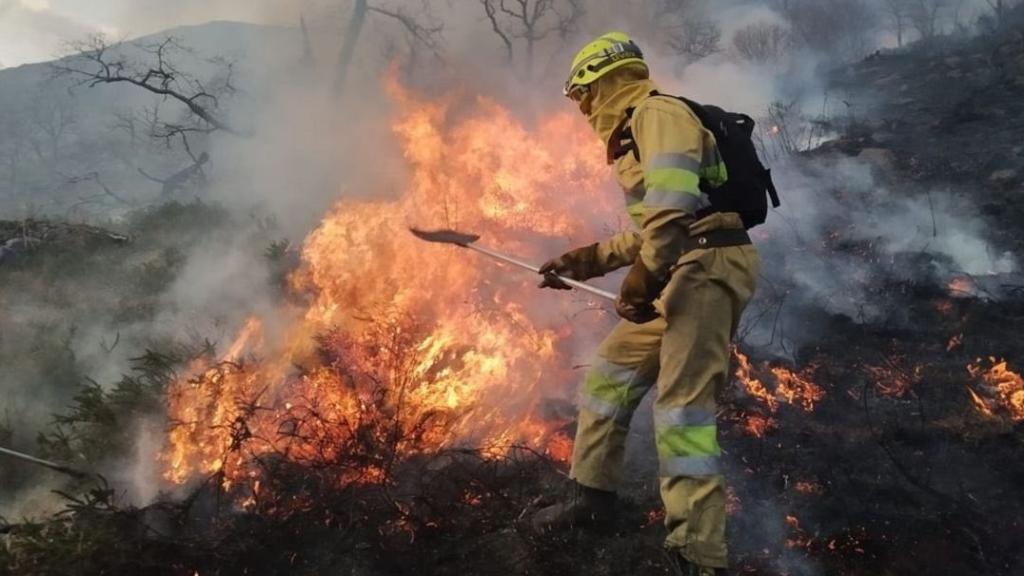 Imagen de archivo de la extinción de un incendio en Cantabria.