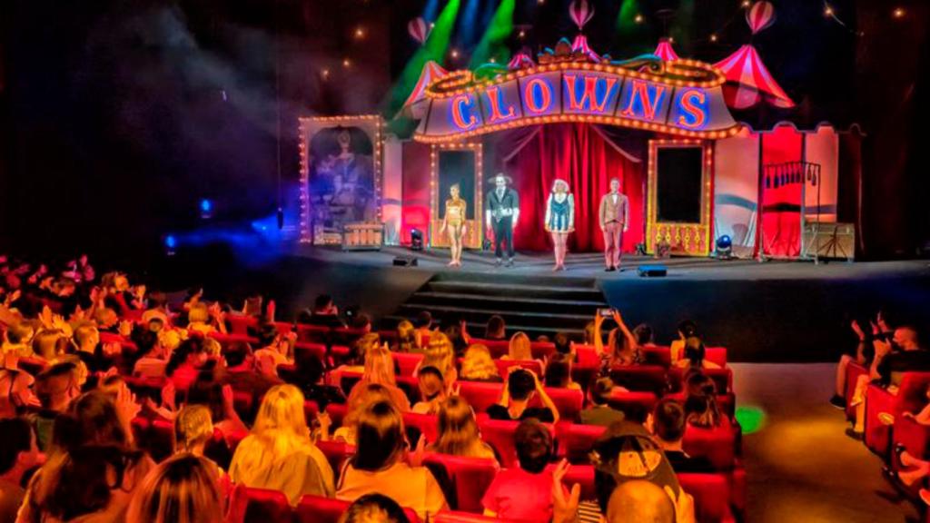 El espectáculo solidario 'Clowns' llega al centro de acogida para familias ucranianas ‘El Solaruco’
