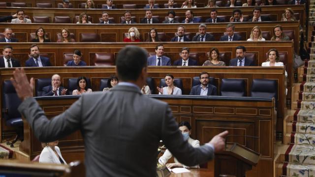 Pedro Sánchez, presidente del Gobierno, responde a Cuca Gamarra, portavoz del PP, en el Congreso.