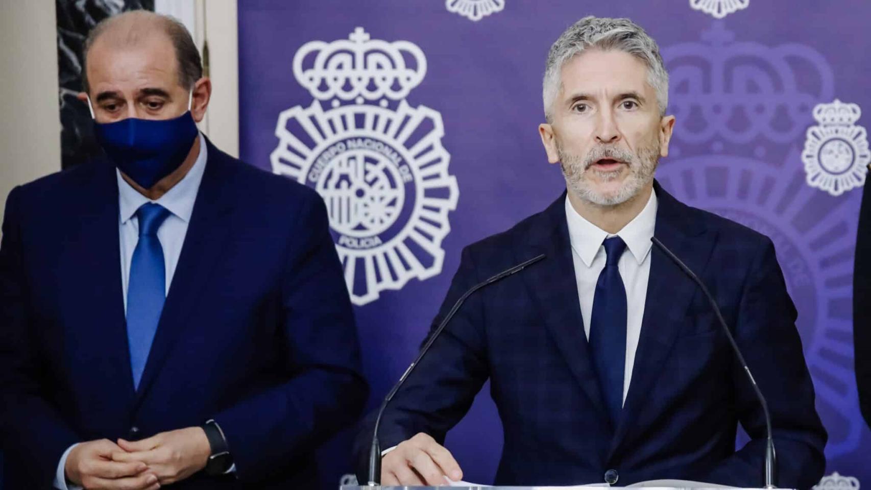 El ministro del Interior, Fernando Grande-Marlaska (d).