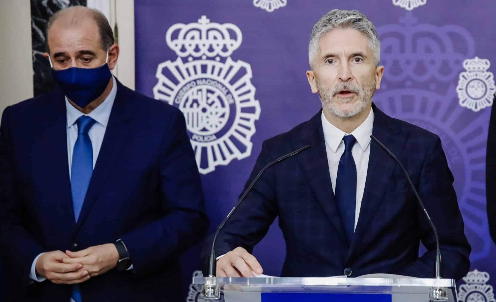 El ministro del Interior, Fernando Grande-Marlaska, junto al director general de la Policía, Francisco Pardo Piqueras.