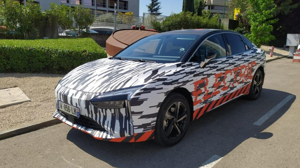 El Mobilize Limo es un coche que se ofrecerá como taxi y vehículo de transporte en España desde verano.