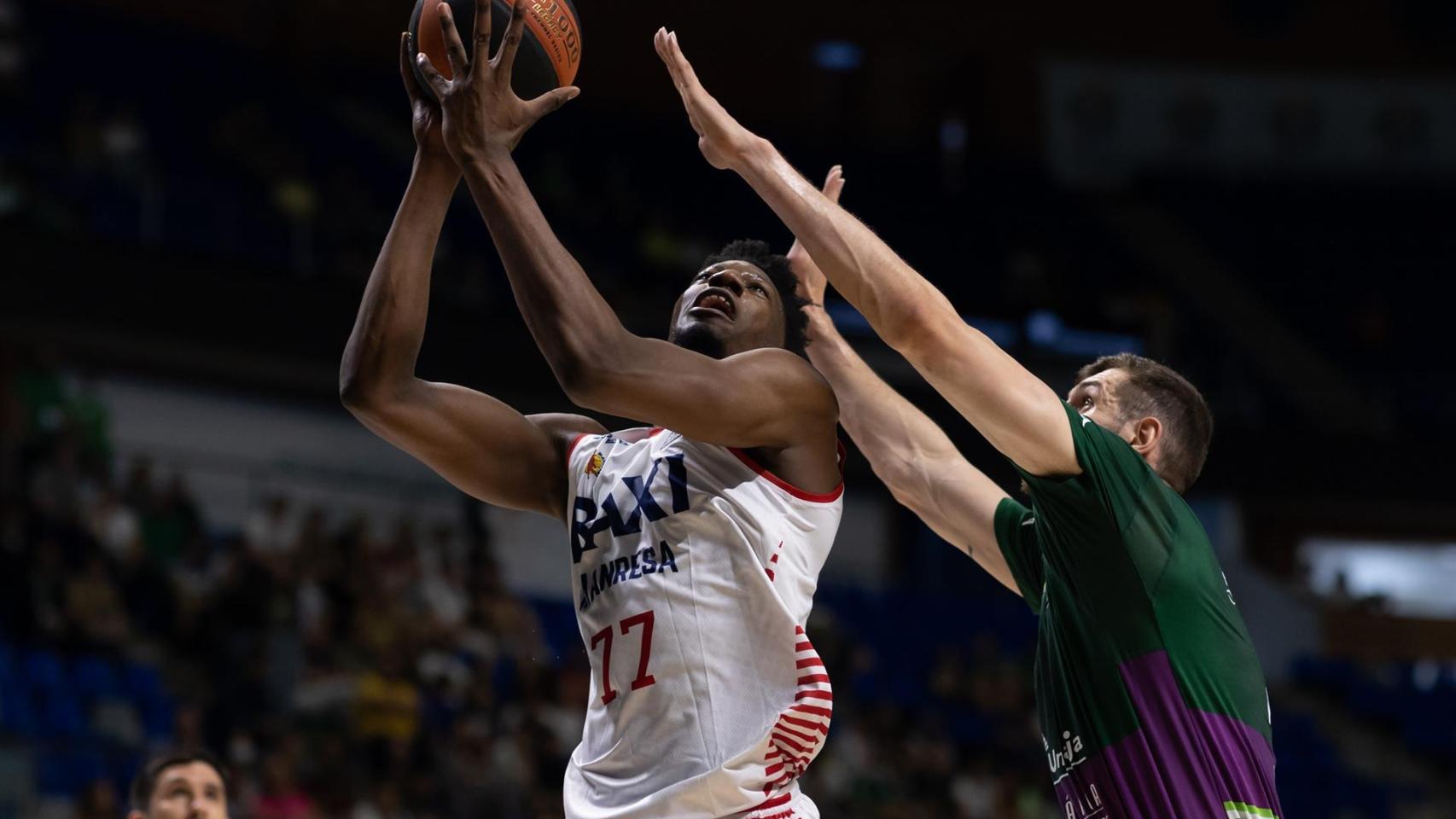 Yankuba Sima entra a canasta defendido por el pívot del Unicaja Rubén Guerrero