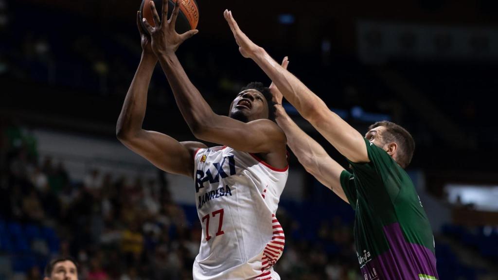 Yankuba Sima entra a canasta defendido por el pívot del Unicaja Rubén Guerrero