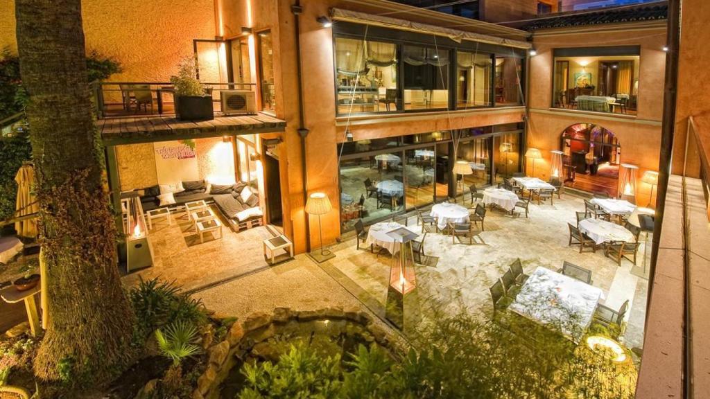 Patio del actual restaurante Montana, que ocupa uno de los edificios que será convertido en hotel.