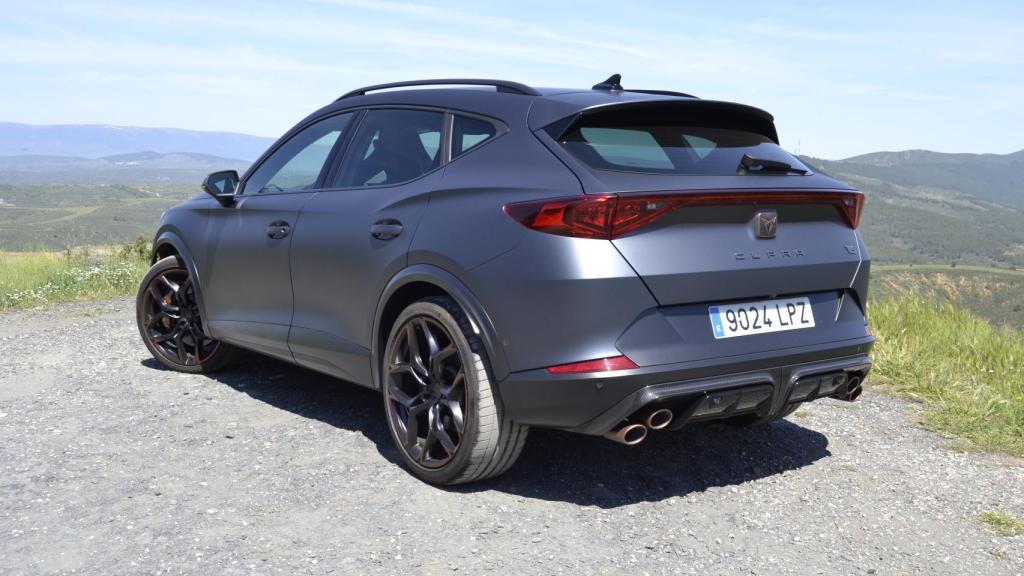Tiene un motor 2.5 TSI de cinco cilindros con 390CV.