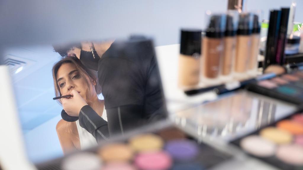 Marina en la sesión de maquillaje de MagasIN.