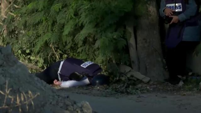 La periodista Shireen Abu Akleh, tras recibir el disparo de las fuerzas israelíes.