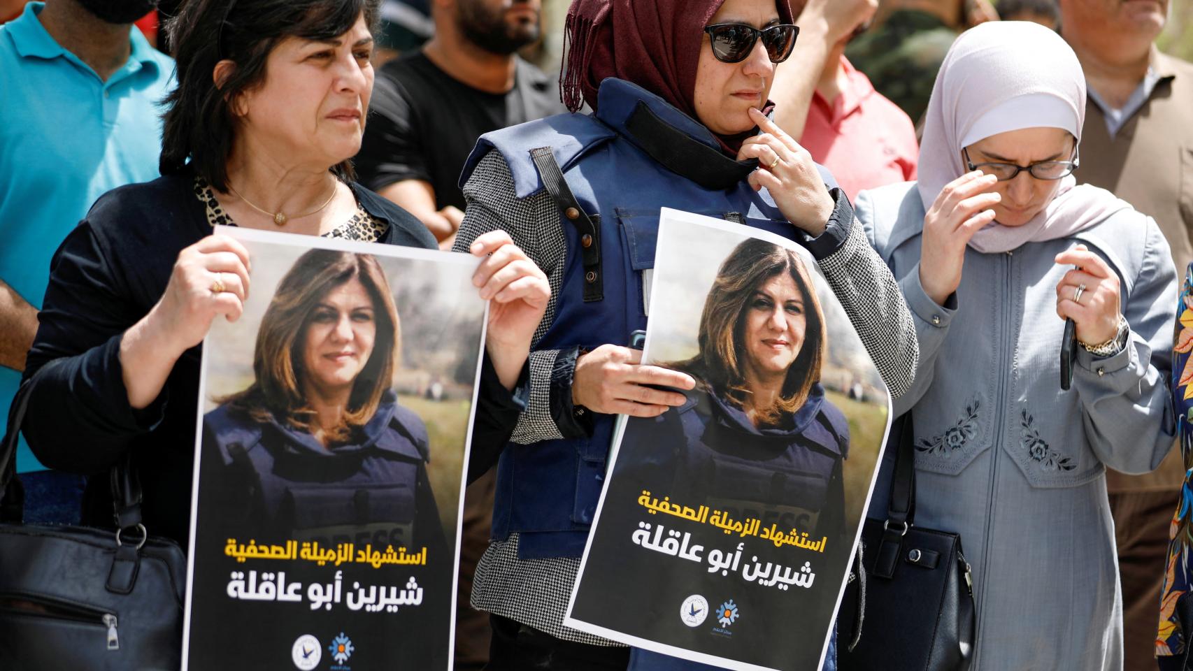Un grupo de manifestantes sostienen la imagen de Shireen Abu Akleh.