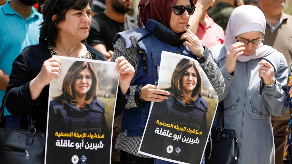 Un grupo de manifestantes sostienen la imagen de Shireen Abu Akleh.