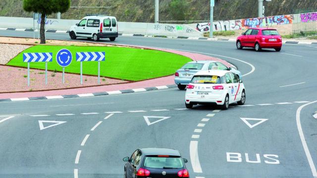 Coches circulando por una rotonda.