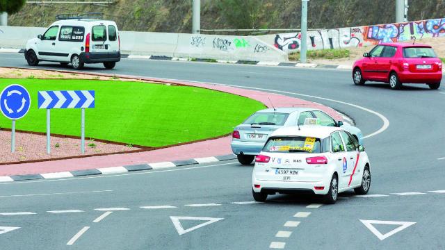 Coches circulando por una rotonda.