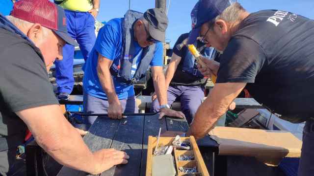 Tripulación del barco O Piueiro en A Guarda (Pontevedra).