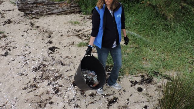 Ona Carbonell participa en una recogida de residuos con Afundación.