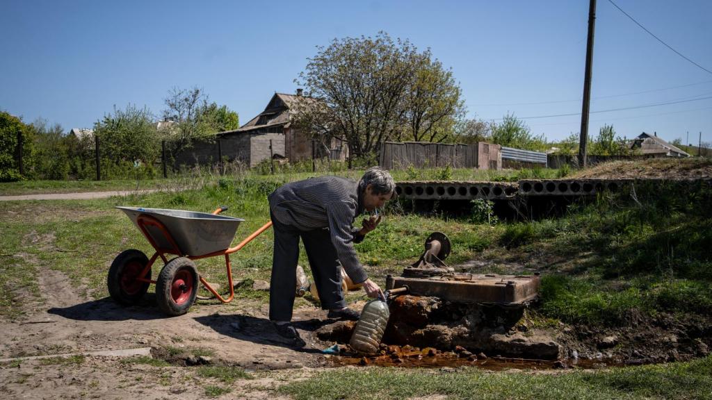 Ya son varias semanas sin agua ni gas, lo que provoca que los vecinos tengan que acudir a este punto de la aldea para llenar sus garrafas.