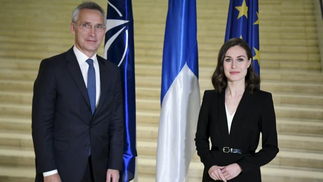 El Secretario General de la OTAN, Jens Stoltenberg, y la primera ministra finlandesa, Sanna Marin.