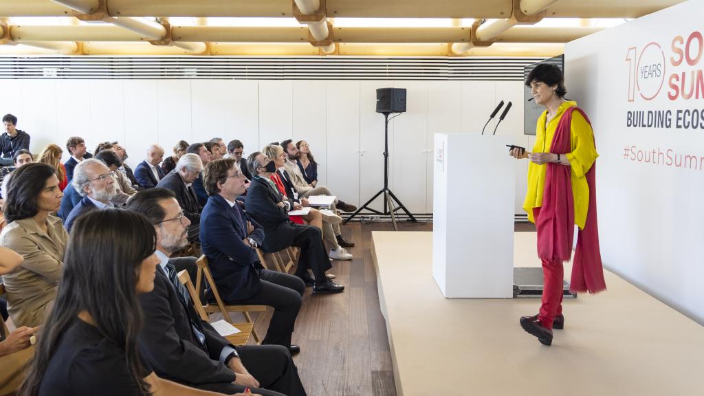 María Benjumea, durante la presentación del informe delante de las autoridades y representantes políticos.