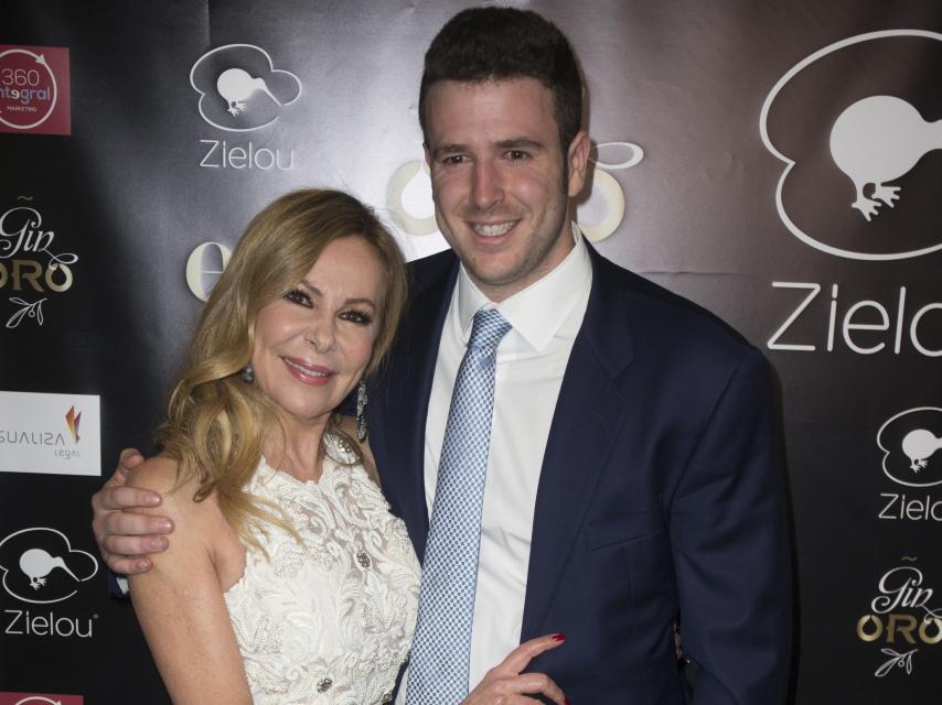 La actriz y presentadora junto a su hijo en un evento público en marzo de 2017.