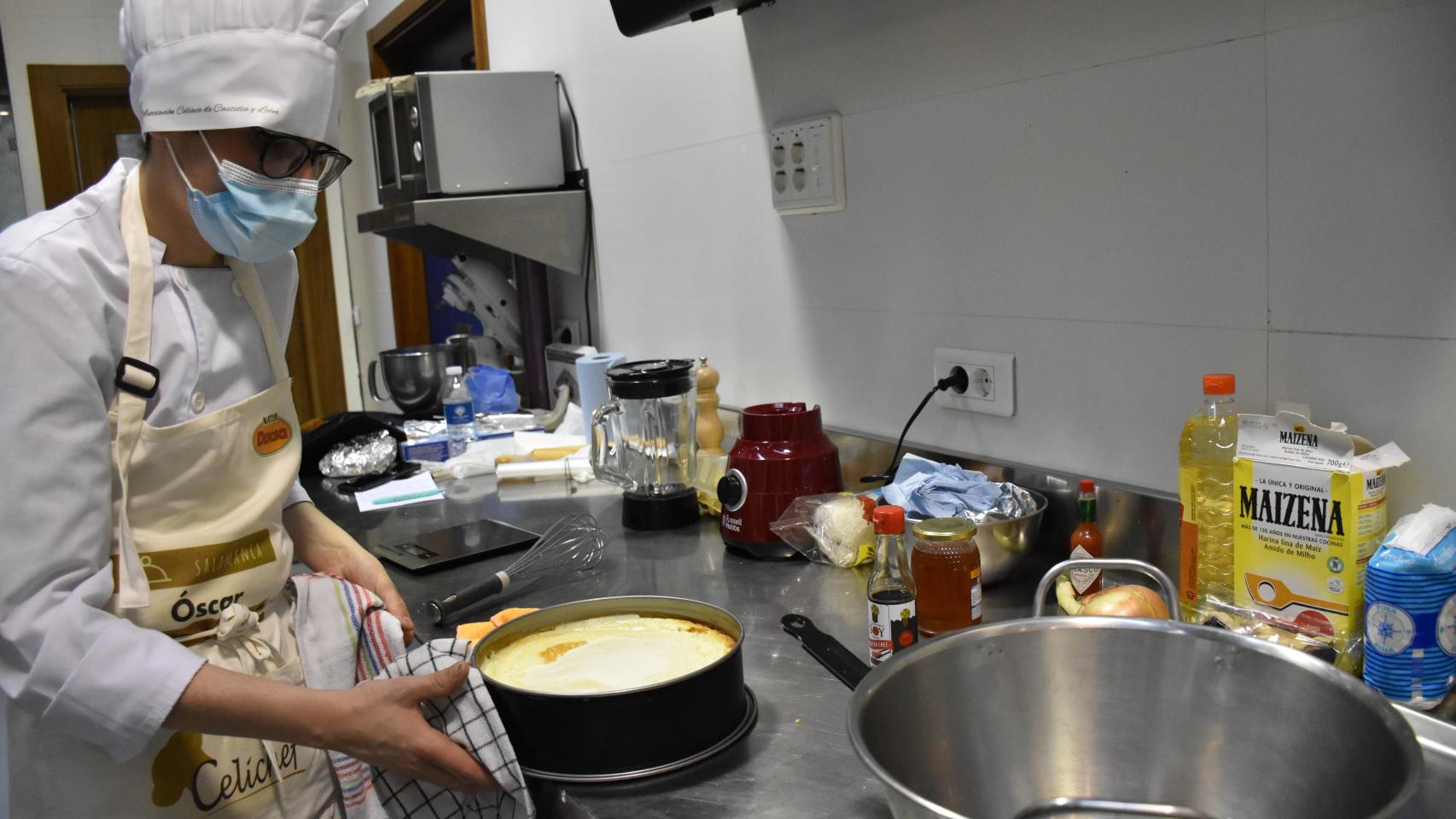 Uno de los participantes en 'Celichef' cocina un plato