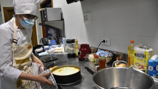 Uno de los participantes en 'Celichef' cocina un plato