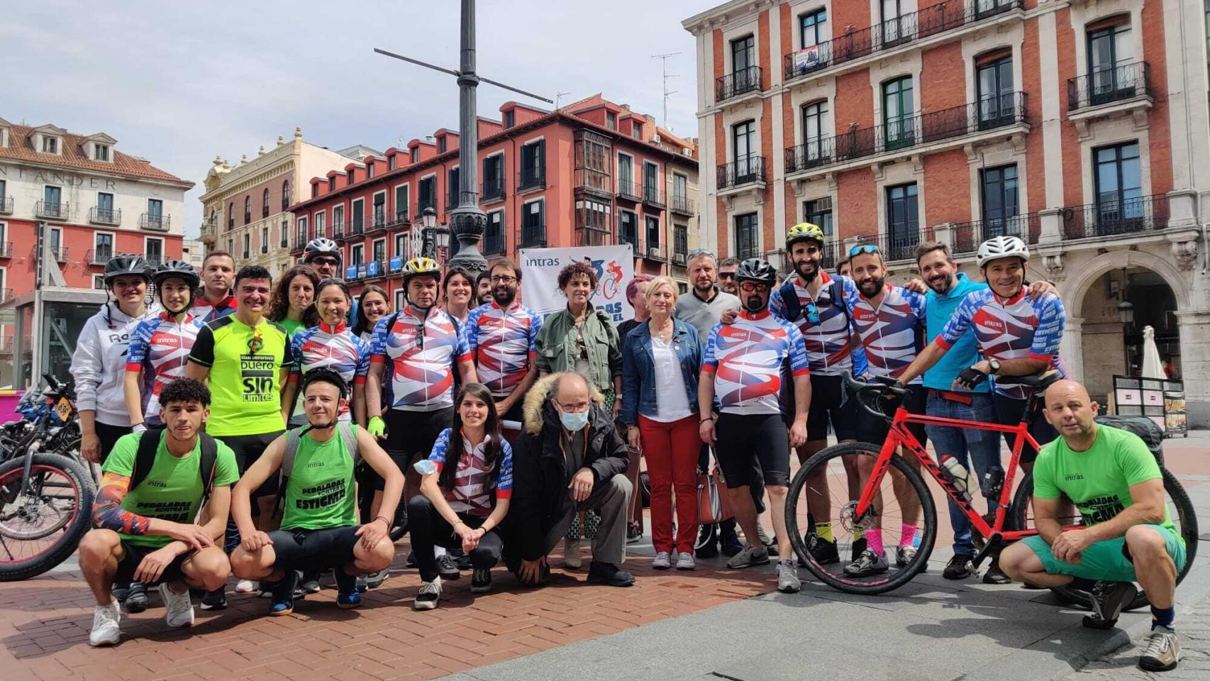 El equipo de ciclistas justo antes del inicio de la primera etapa de 'Pedaladas contra el estigma'