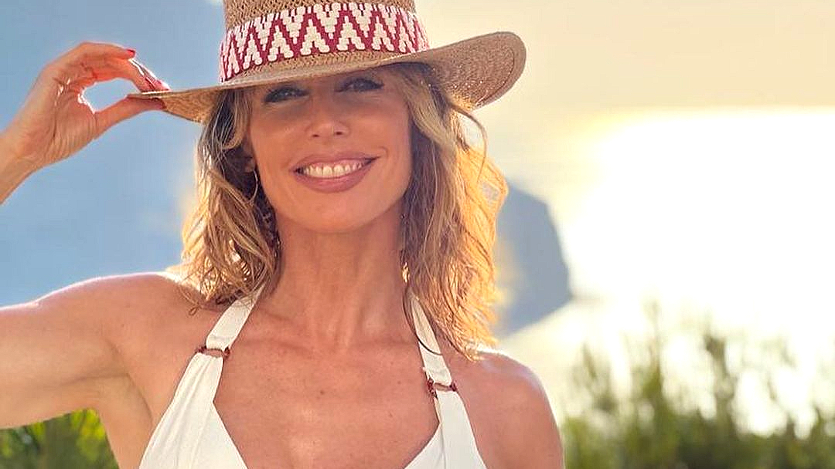 Emma García, en una fotografía tomada en Ibiza desde la terraza de su villa.