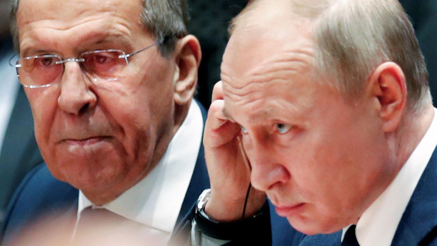 Vladímir Putin junto al ministro de Exteriores de Rusia, Serguei Lavrov.