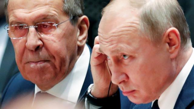 Vladímir Putin junto al ministro de Exteriores de Rusia, Serguei Lavrov.
