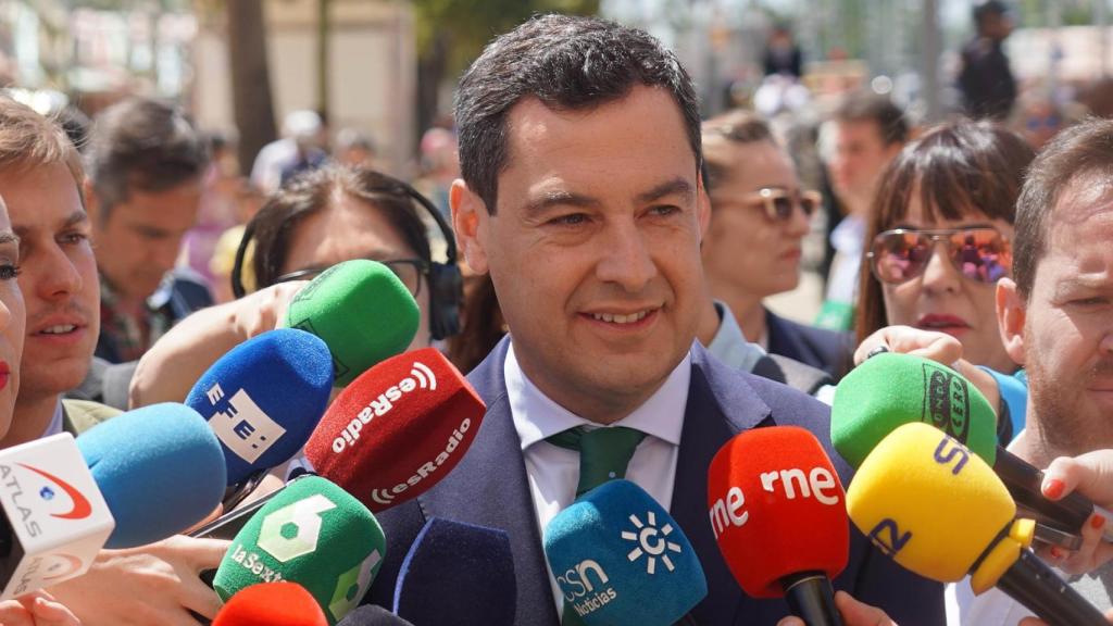 El presidente de la Junta, Juanma Moreno, atiende a los medios en una imagen de archivo.