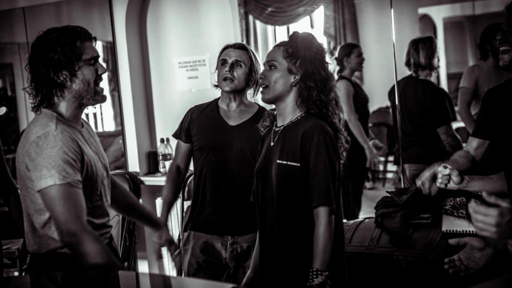Nacho Cano ensayando con los protagonistas de su musical 'La malinche'.