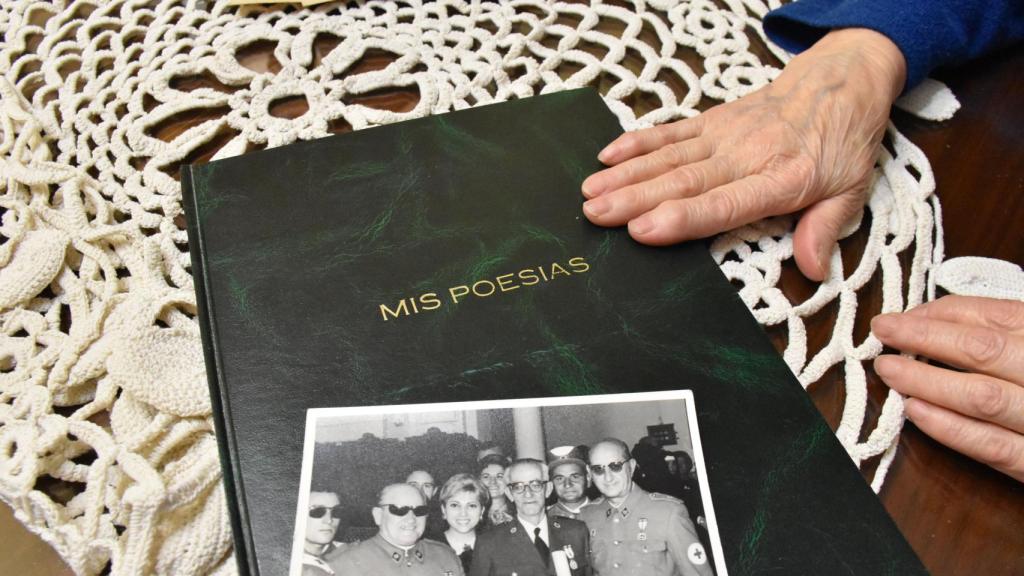 El libro de poesías de Efredes y la foto de su tío