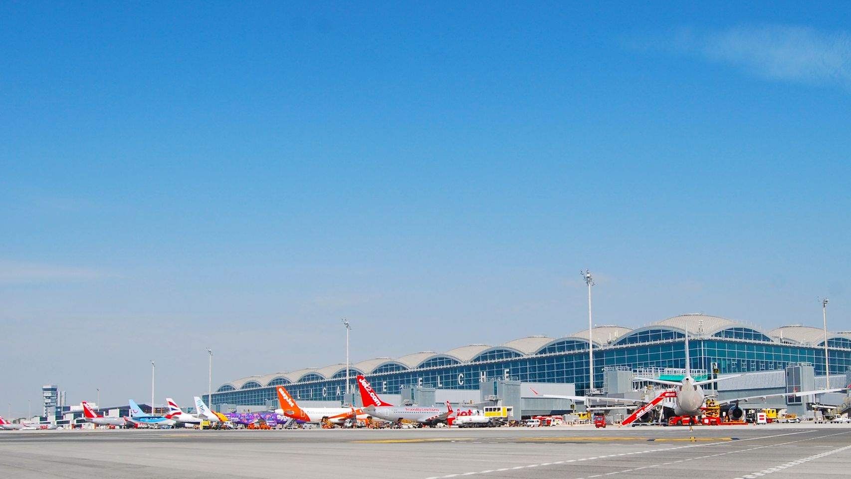 Aviones en el aeropuerto de Alicante, en imagen de archivo.