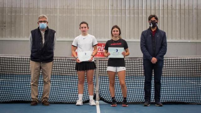 La vallisoletana Noa Ribera, con camiseta negra, campeona infantil y cadete