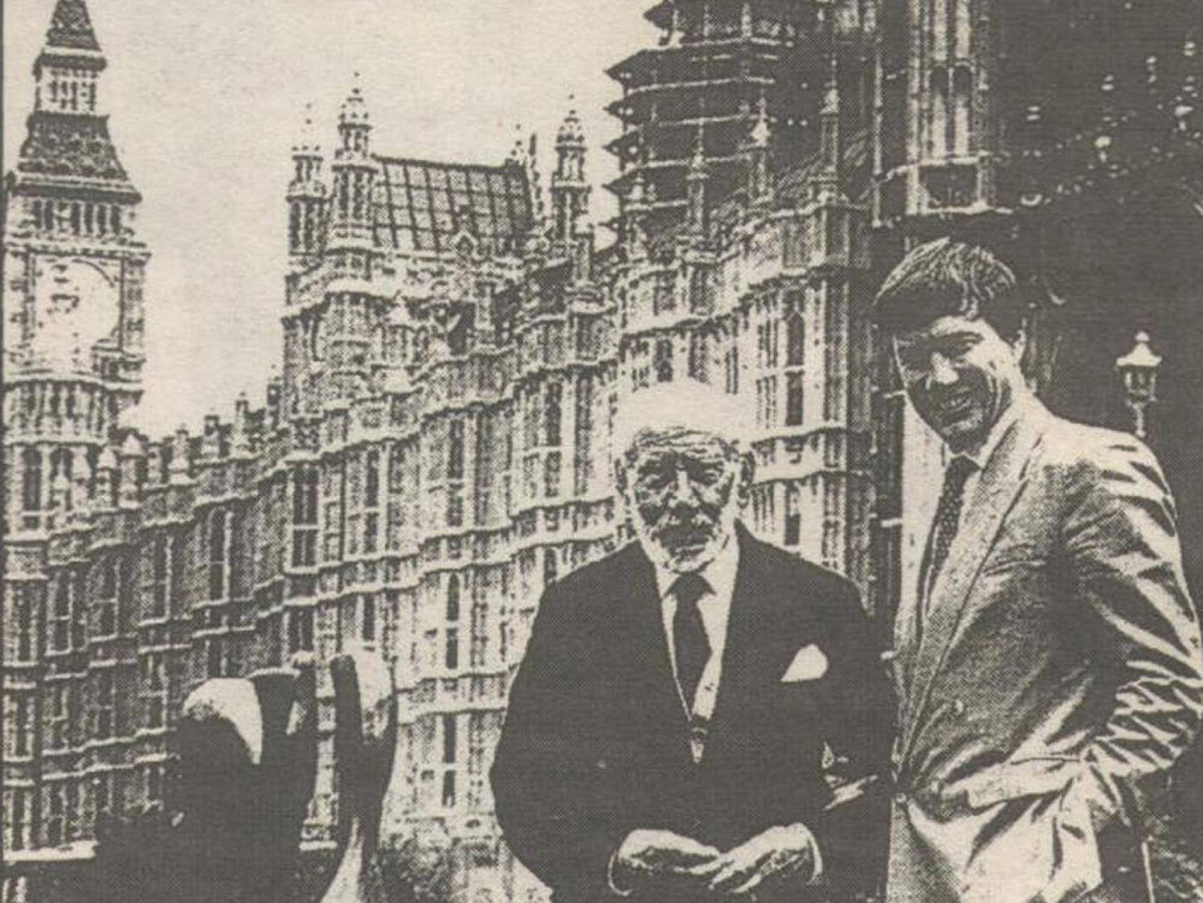 Luis Gabriel Portillo, fallecido en 1993, posa con su hijo Michael en Londres.