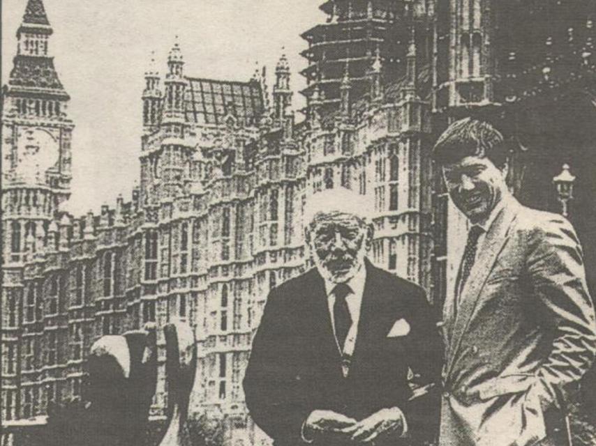 Luis Gabriel Portillo, fallecido en 1993, posa con su hijo Michael en Londres.