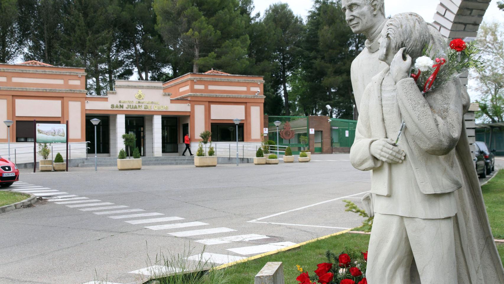 Monumento a San Benito Menni en el centro asistencial San Juan de Dios en Palencia