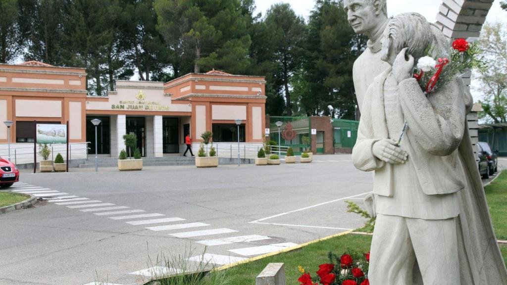 Monumento a San Benito Menni en el centro asistencial San Juan de Dios en Palencia