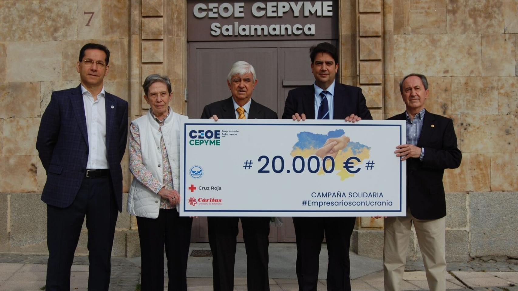 Entrega del cheque a las organizaciones sociales de Salamanca