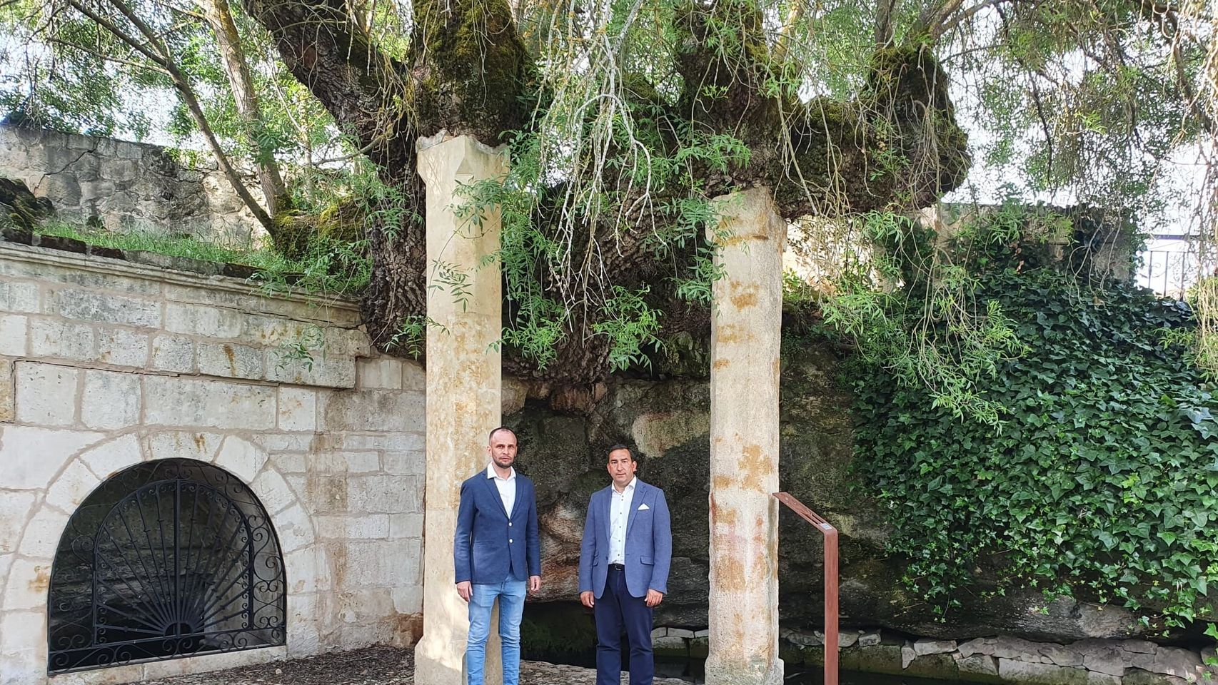 Eloy Ruiz visita San Pedro del Valle acompañado por el alcalde